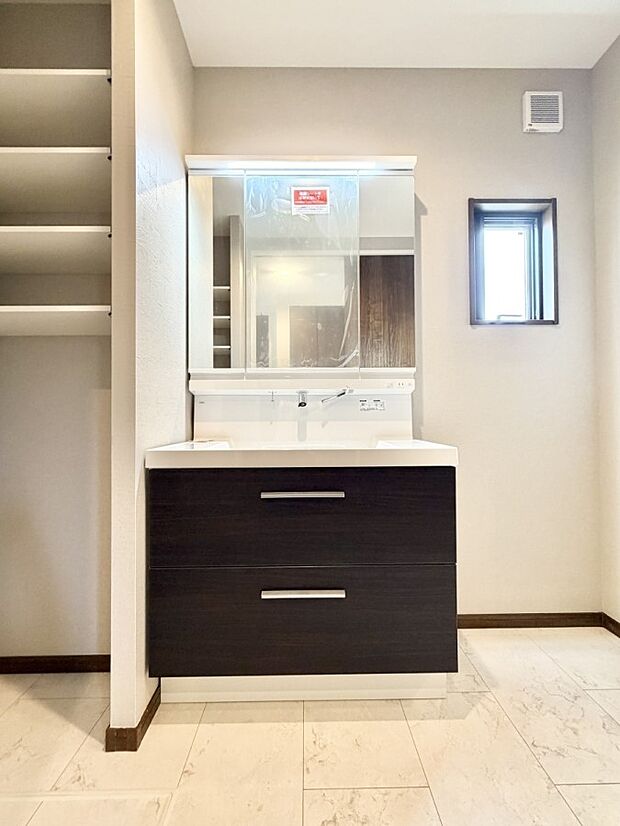 【洗面台・洗面所】■タオルや下着などをたくさん収納できて洗面所もすっきり！  