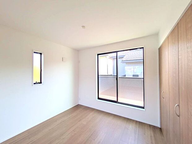 【洋室】■大きな窓は開放感があり、明るさ通風バッチリです