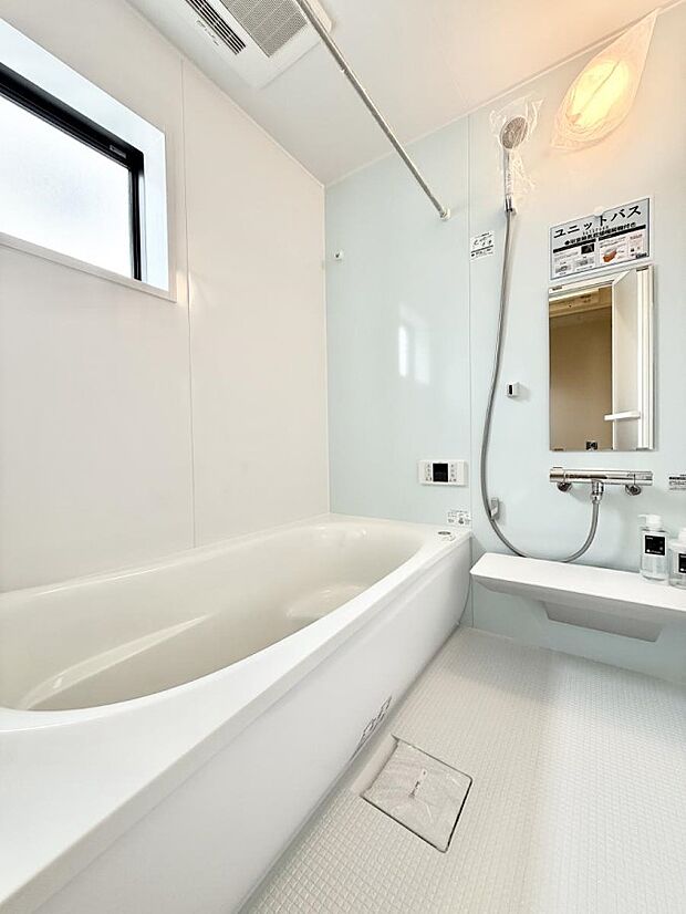 【浴室】■落ち着いた色合いの壁面、ゆっくり寛げるバスルーム