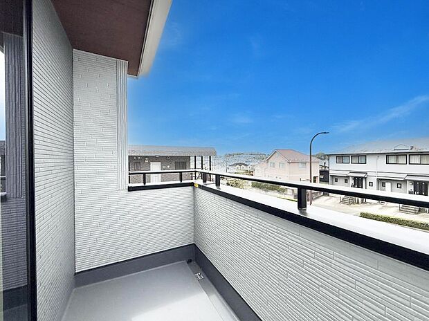 【バルコニー】■ 心地よい風と光を感じる、くつろぎのバルコニー