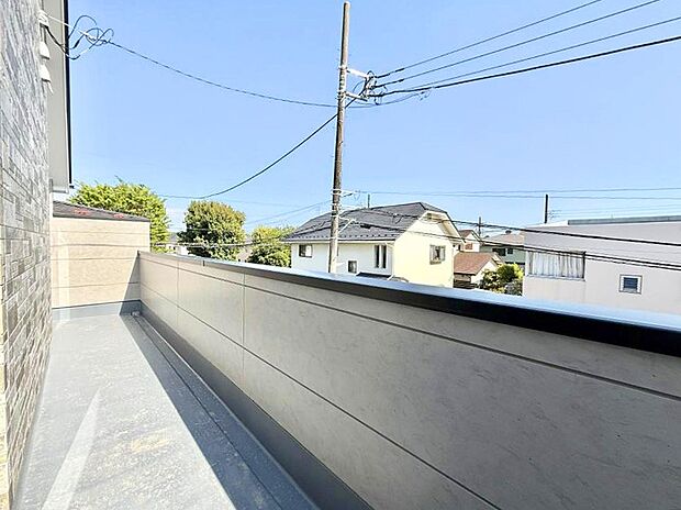 【バルコニー】■ 季節の移ろいを感じられる開放的な空間です