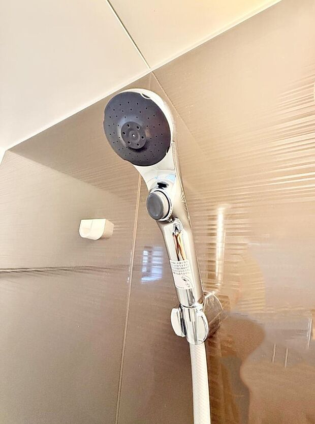 【止水シャワーヘッド】■手元で簡単に止水できるため、水の無駄遣いを減らすことができます。
