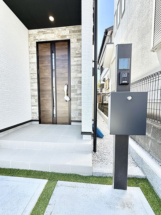 【玄関】■ 帰るたびにホッとする、安心感のある佇まい