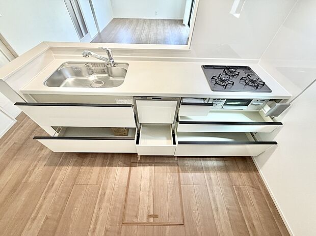 【キッチン】収納力豊富なシステムキッチンです！