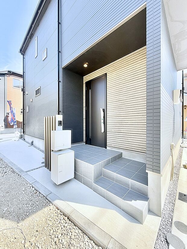 【玄関】■ 心地よい暮らしへとつながる、温かい玄関