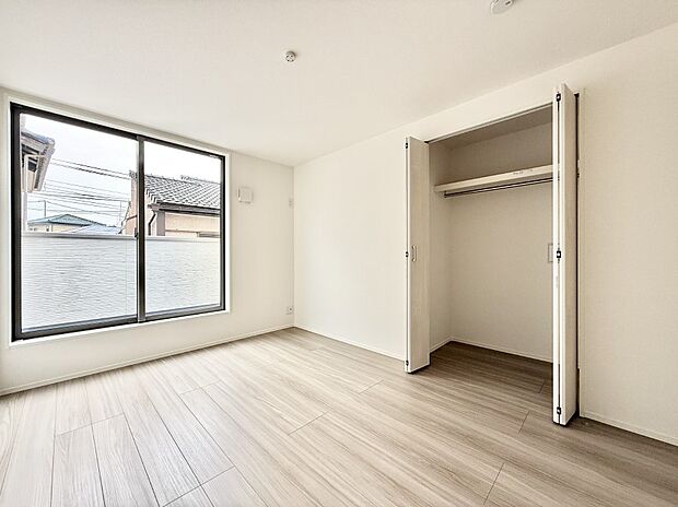 【リビング以外の居室】■落ち着いた色合いのお部屋で穏やかな時間を楽しめます