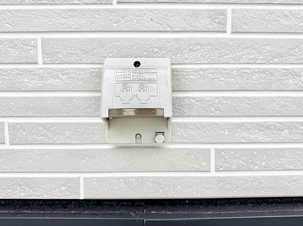 【屋外コンセント】■屋外に電源コンセントがあれば、高圧洗浄機で窓や外壁を掃除するなど便利です。
