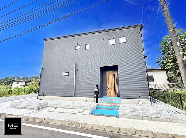 【現地外観写真】■暮らしを彩る充実した設備仕様が備わった住まい