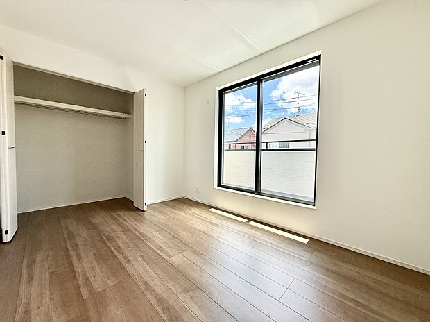 【リビング以外の居室】A号棟 ■落ち着いた色合いのお部屋で穏やかな時間を楽しめます