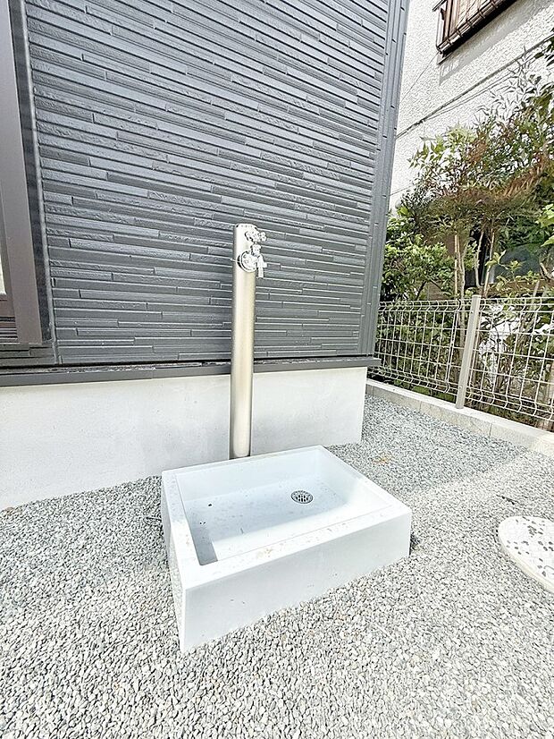 【その他現地】■ガーデニングや洗車などの際に大活躍な屋外立水栓