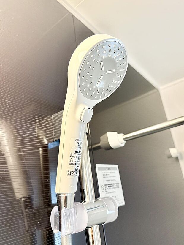 【止水シャワーヘッド】■手元で簡単に止水できるため、水の無駄遣いを減らすことができます。