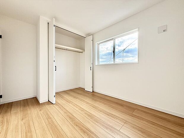 【リビング以外の居室】4号棟 ■落ち着いた色合いのお部屋で穏やかな時間を楽しめます