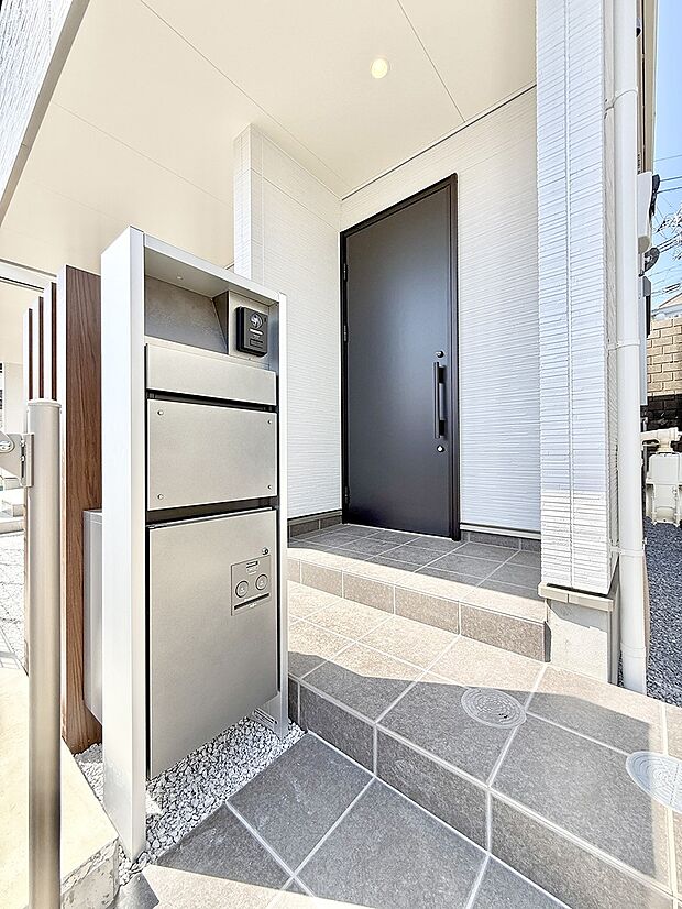 【玄関】2号棟 ■ 帰るたびにホッとする、安心感のある佇まい