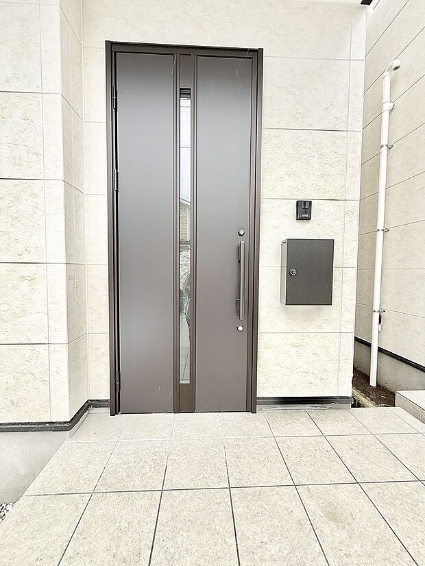 【玄関】2号棟 ■ 心地よい暮らしへとつながる、温かい玄関