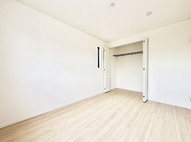 【リビング以外の居室】1号棟 ■清潔感あふれるお部屋で毎日を快適に過ごせます