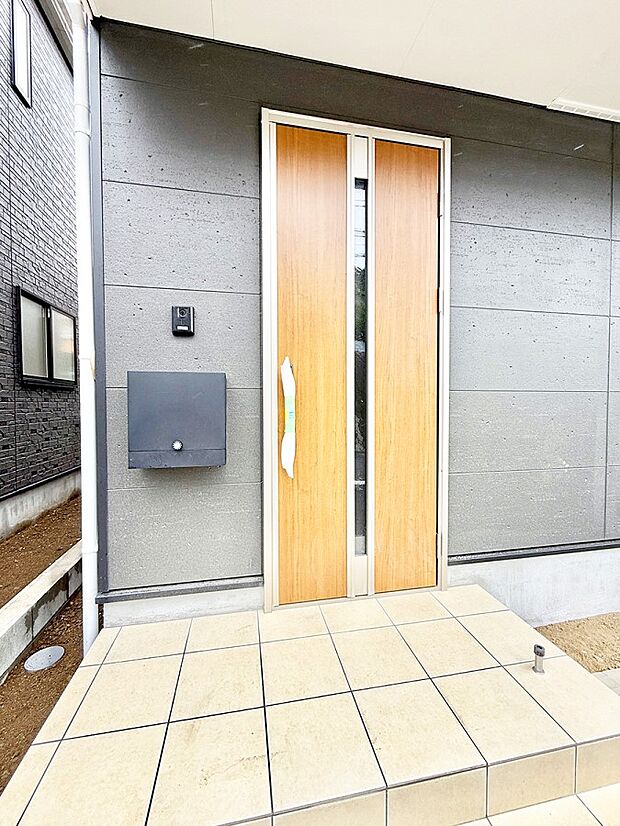 【玄関】1号棟  ■ シンプルで美しく、住まいの第一印象を彩る玄関です