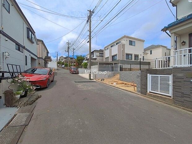 【前面道路含む現地写真】■南側道路で陽当り良好です