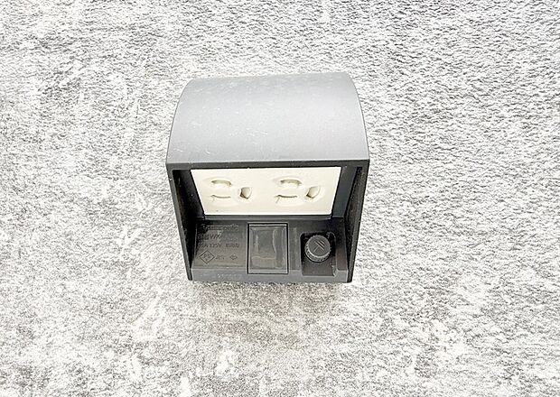 【屋外コンセント】■屋外に電源コンセントがあれば、高圧洗浄機で窓や外壁を掃除するなど便利です。