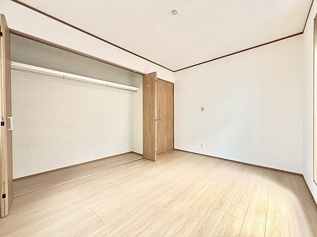 【寝室】1号棟 ■窓の配置や通気性の良い設計で部屋の空気がこもらず、常に新鮮な空気が流れます