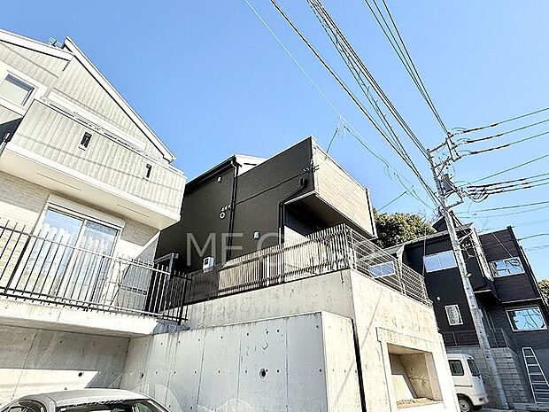 【現地外観写真】1号棟 ■暮らしを彩る充実した設備仕様が備わった住まい