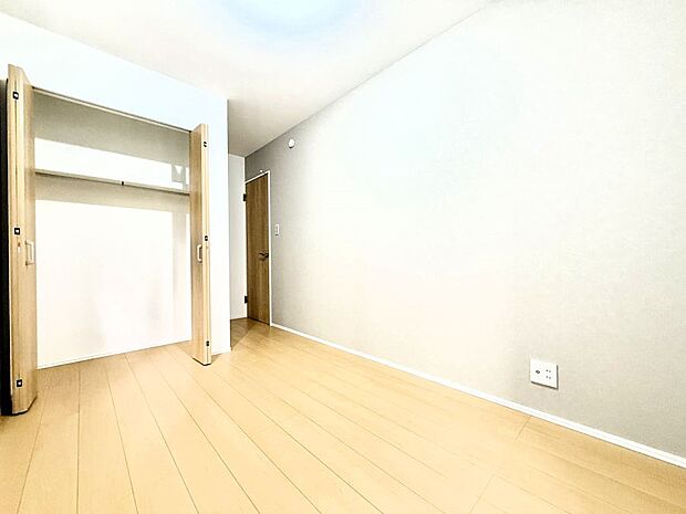 【寝室】1号棟  ■窓の配置や通気性の良い設計で部屋の空気がこもらず、常に新鮮な空気が流れます
