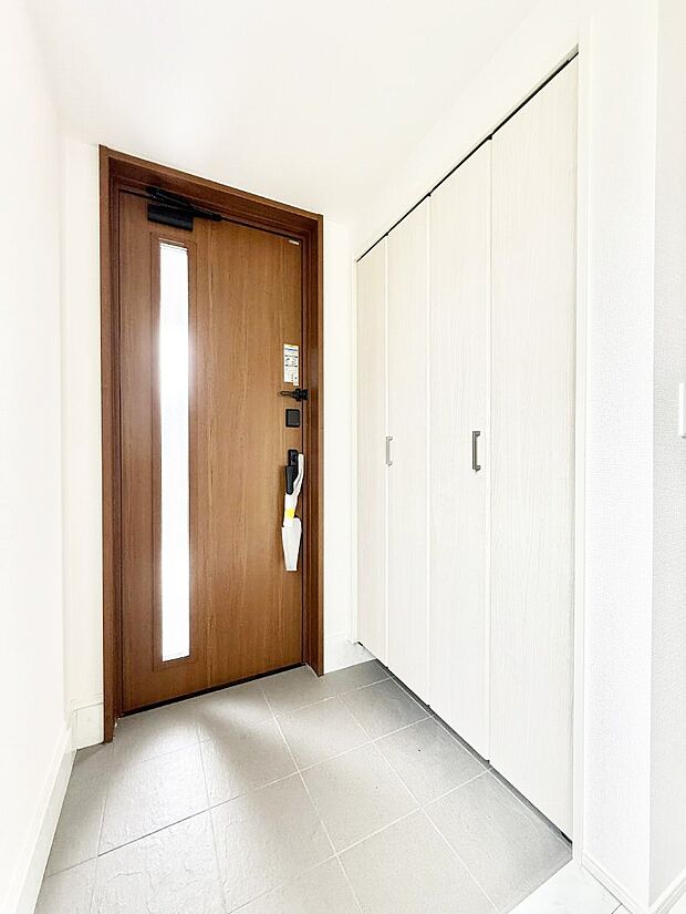 【玄関】1号棟 ■ ここから始まる一日、すっきり整った玄関