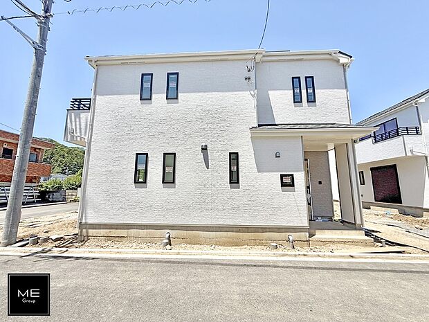 【現地外観写真】E号棟  ■暮らしを彩る充実した設備仕様が備わった住まい