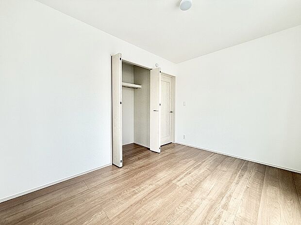 【リビング以外の居室】F号棟 ■落ち着いた色合いのお部屋で穏やかな時間を楽しめます