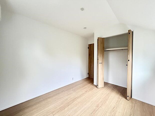 【リビング以外の居室】1号棟 ■落ち着いた色合いのお部屋で穏やかな時間を楽しめます