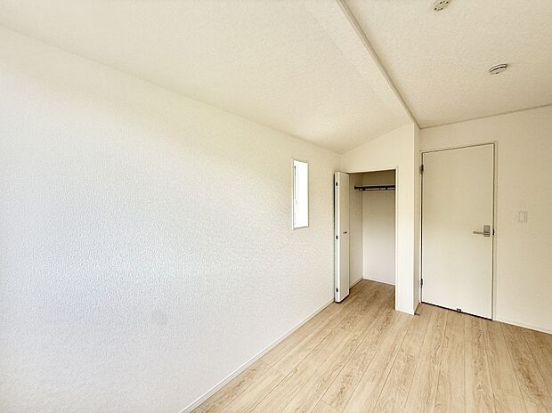 【寝室】1号棟 ■シンプルな空間で、収納付きベッドやデスクなど、多機能な家具を活用しやすいです