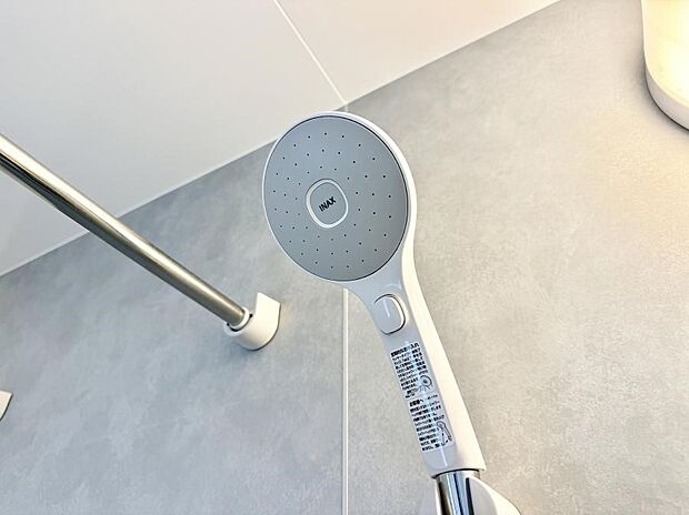 【止水シャワーヘッド】■わざわざシャワー水栓のレバーまで手を伸ばす必要がなく、簡単に止水できる