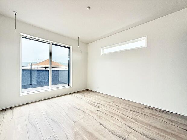【リビング以外の居室】■落ち着いた色合いのお部屋で穏やかな時間を楽しめます