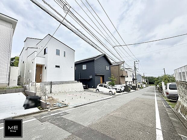 【前面道路含む現地写真】■小中学校まで徒歩10分圏内、公園も近く子育てしやすい住環境です
