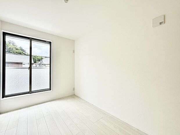 【リビング以外の居室】1号棟 ■落ち着いた雰囲気のお部屋で心が安らぐ空間