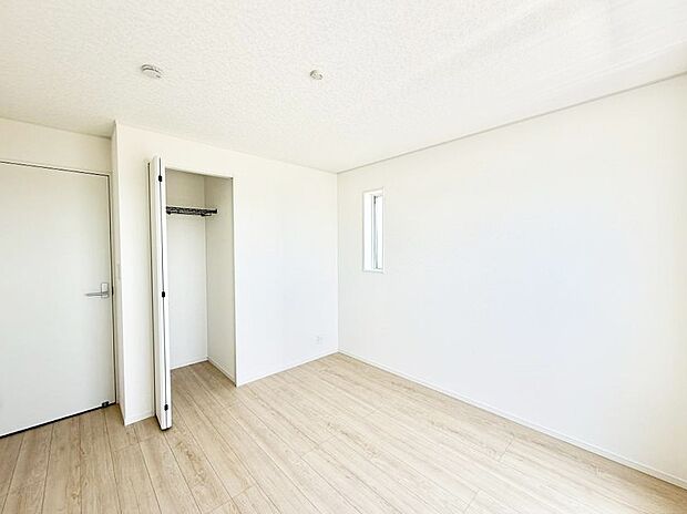 【リビング以外の居室】3号棟 ■落ち着いた色合いのお部屋で穏やかな時間を楽しめます