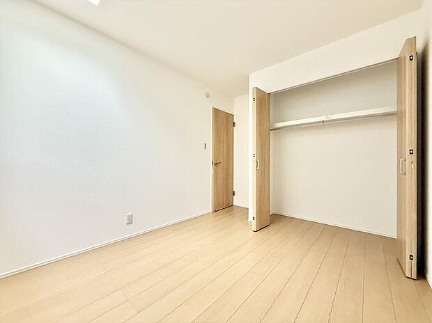 【リビング以外の居室】1号棟  ■落ち着いた色合いのお部屋で穏やかな時間を楽しめます
