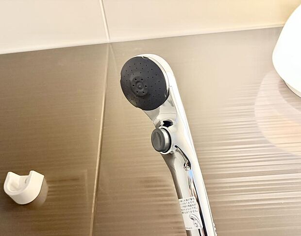 【止水シャワーヘッド】■手元で簡単に止水できるため、水の無駄遣いを減らすことができます。