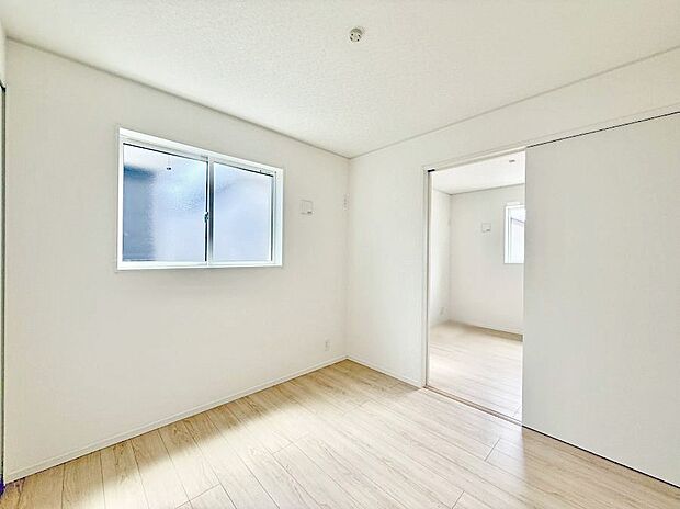 【リビング以外の居室】1号棟 ■清潔感あふれるお部屋で毎日を快適に過ごせます