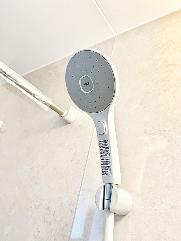 【止水シャワーヘッド】■手元で簡単に止水できるため、水の無駄遣いを減らすことができます。