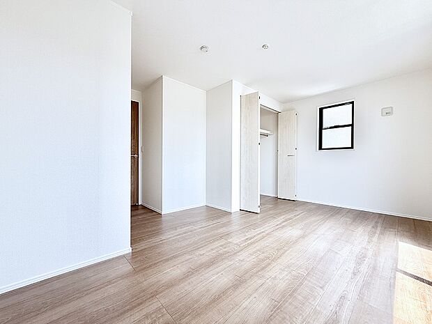 【リビング以外の居室】1号棟 ■落ち着いた色合いのお部屋で穏やかな時間を楽しめます
