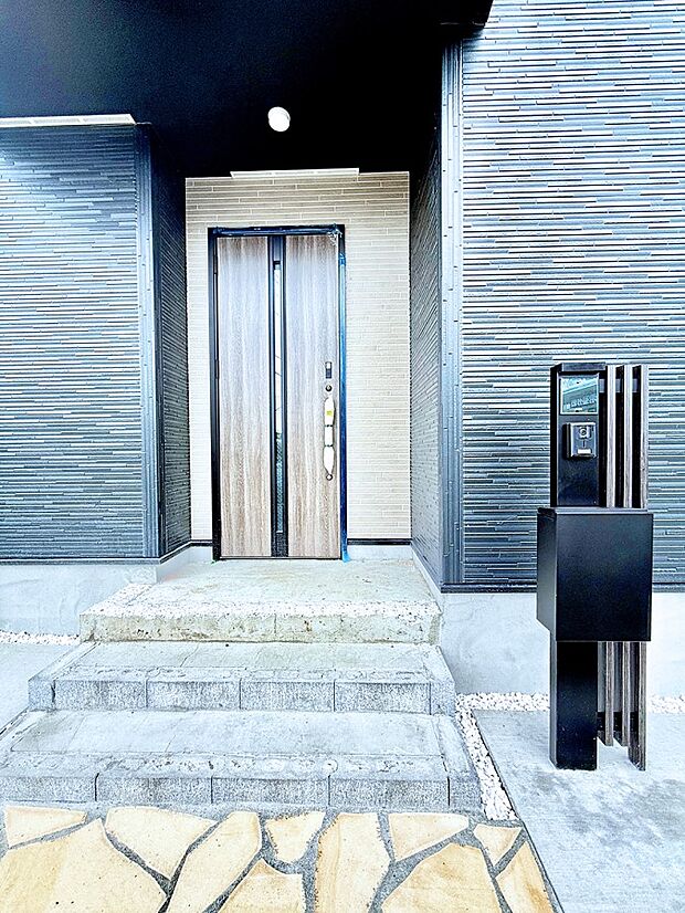 【玄関】1号棟 ■ シンプルで美しく、住まいの第一印象を彩る玄関です
