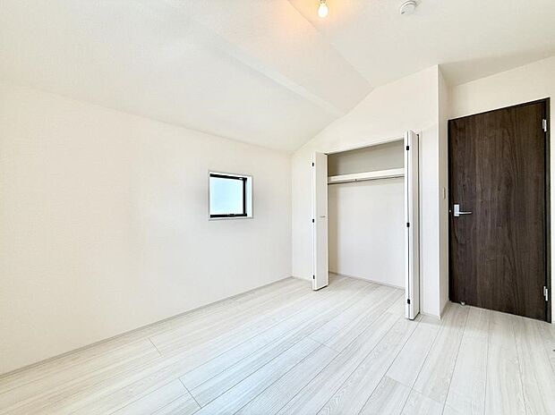 【リビング以外の居室】1号棟 ■落ち着いた色合いのお部屋で穏やかな時間を楽しめます