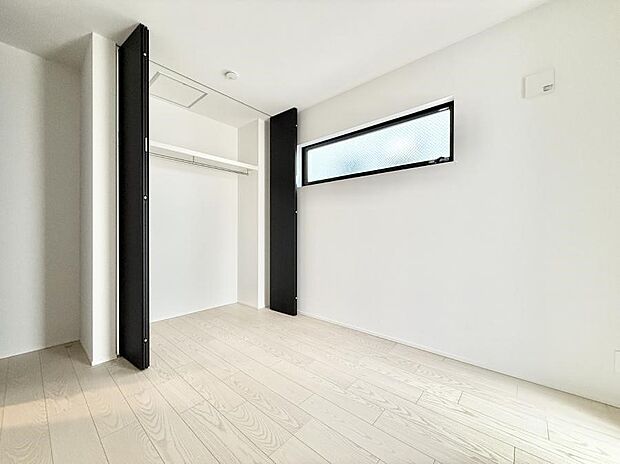 【リビング以外の居室】■落ち着いた色合いのお部屋で穏やかな時間を楽しめます