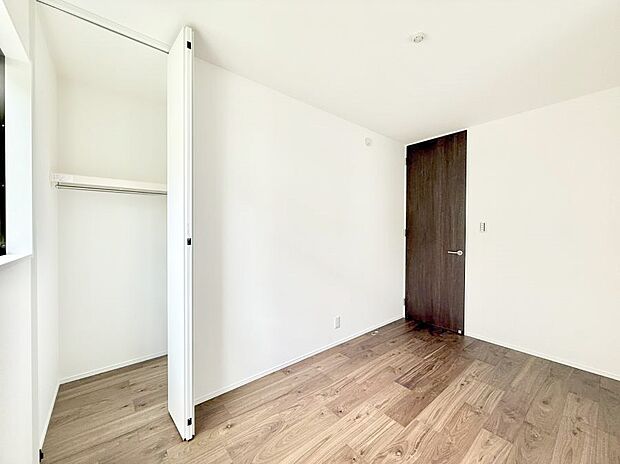 【リビング以外の居室】2号棟 ■清潔感あふれるお部屋で毎日を快適に過ごせます