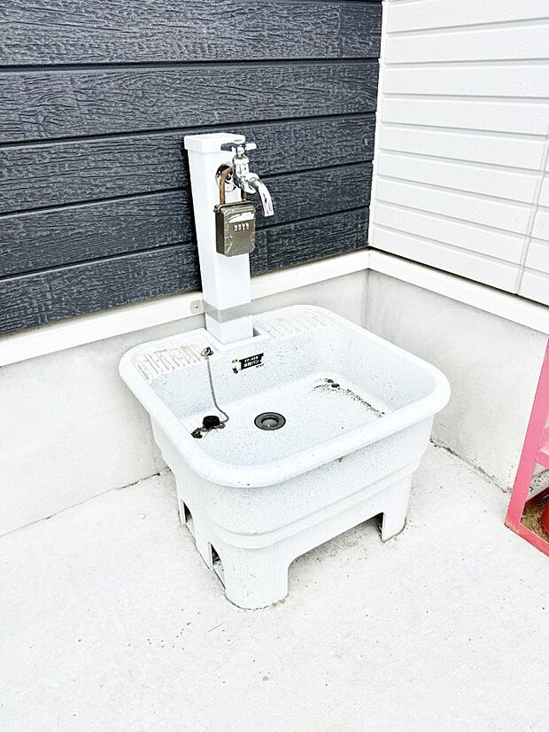 【その他現地】2号棟 ■外水栓付きで庭作業や洗車に便利です