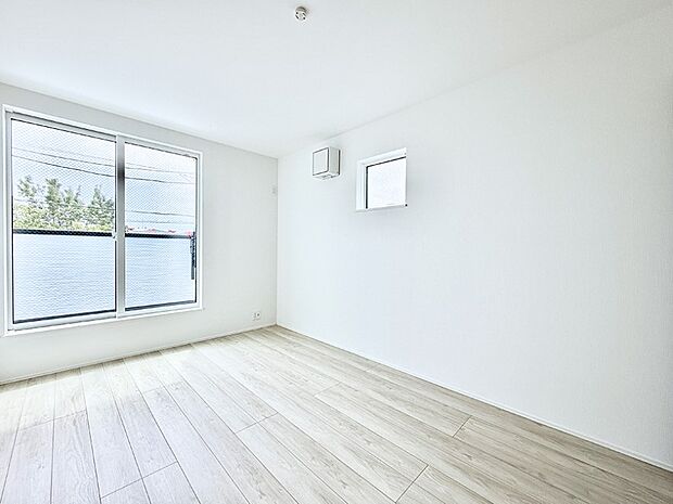 【リビング以外の居室】2号棟 ■落ち着いた色合いのお部屋で穏やかな時間を楽しめます