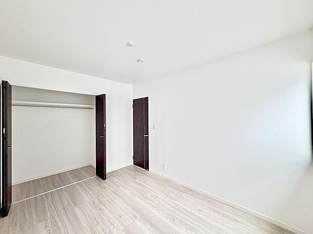 【リビング以外の居室】B号棟 ■落ち着いた雰囲気のお部屋で心が安らぐ空間