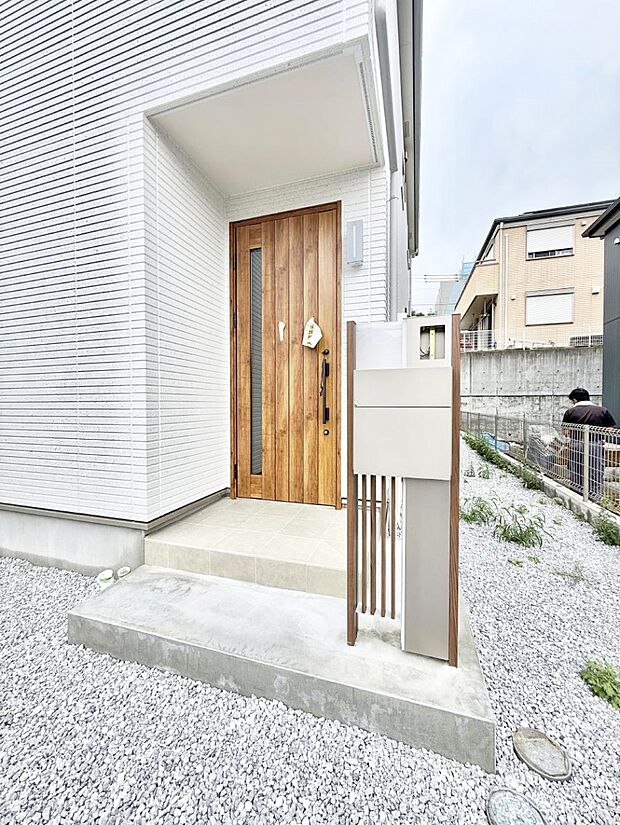 【玄関】1号棟 ■帰るたびにホッとする、安心感のある佇まい