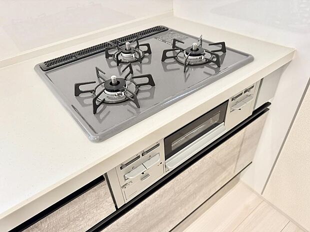 【3口ガスコンロ】■一度に多くの料理ができ便利で効率的