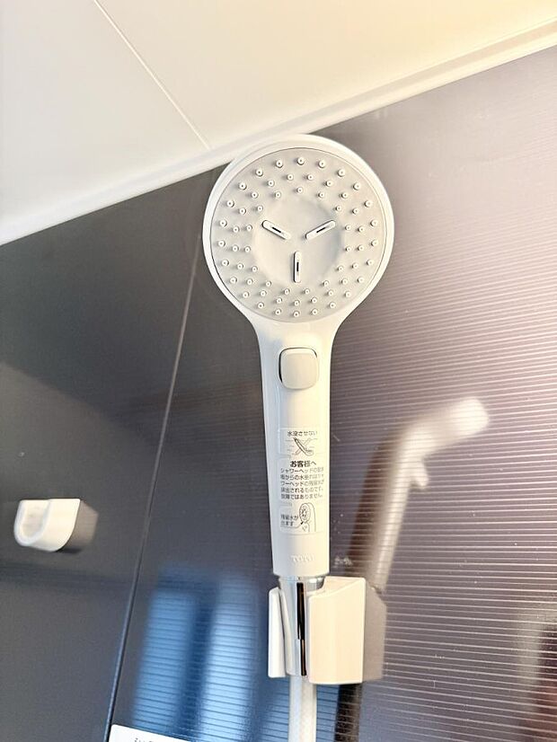 【止水シャワーヘッド】■わざわざシャワー水栓のレバーまで手を伸ばす必要がなく、簡単に止水できる